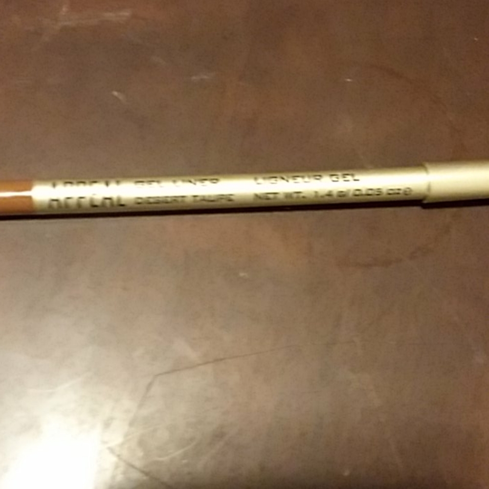 Gel lip liner